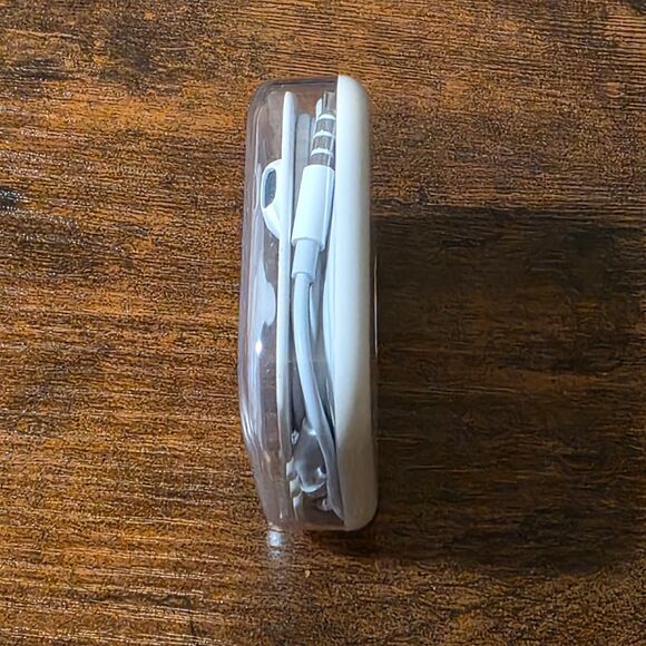 Apple iPhone EarPods Wired Earbuds 3.5mm Jack – White – Unused And Work Great - Picture 2 of 4